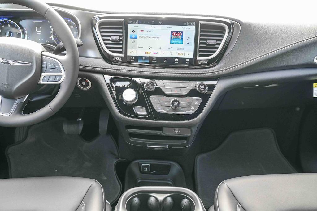 Thumbnail: 2026 Chrysler Pacifica - 8