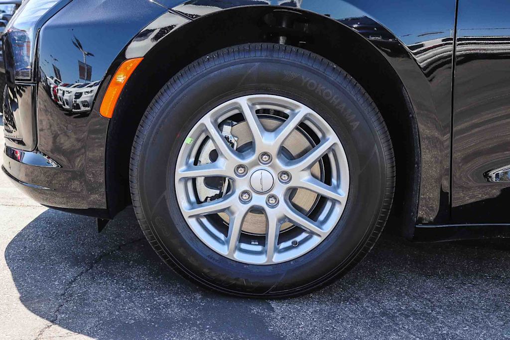 Thumbnail: 2027 Chrysler Pacifica - 7