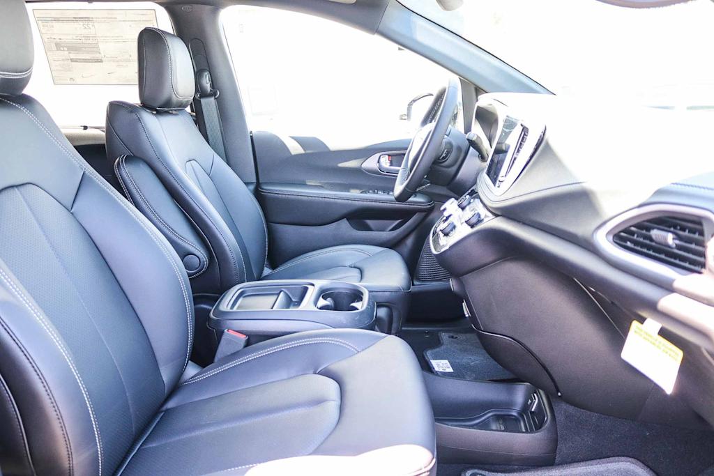 Thumbnail: 2027 Chrysler Pacifica - 10
