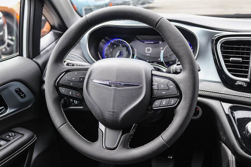 Thumbnail: 2026 Chrysler Pacifica - 8