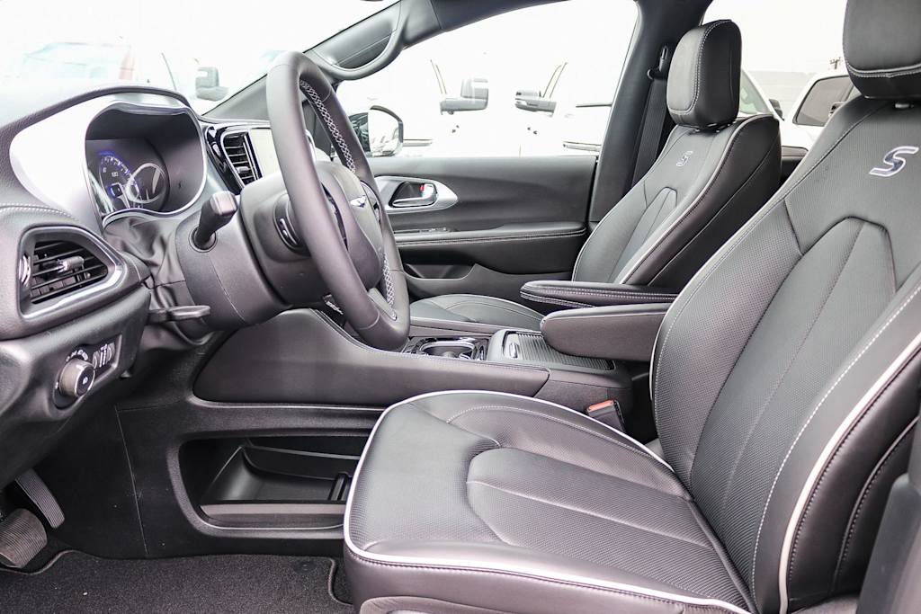 Thumbnail: 2026 Chrysler Pacifica - 10