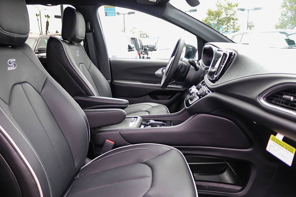 Thumbnail: 2026 Chrysler Pacifica - 9
