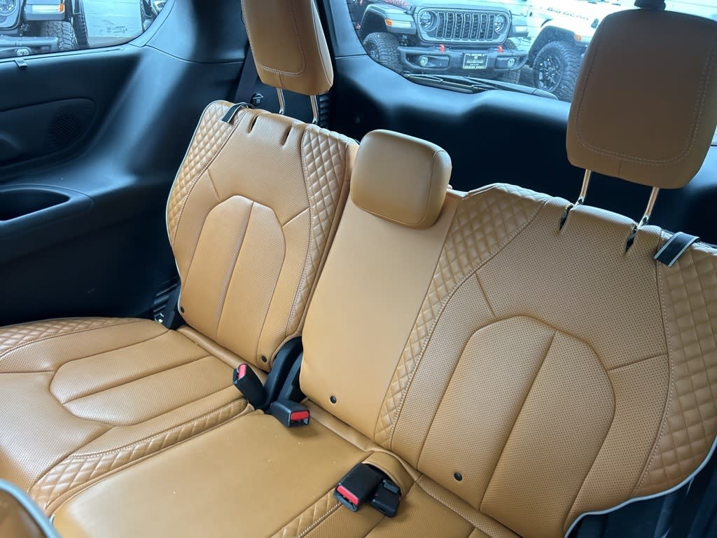 2021 Chrysler Pacifica Hybrid Pinnacle 35