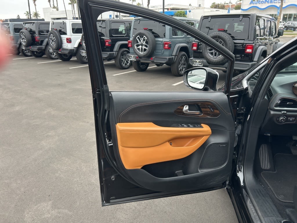2021 Chrysler Pacifica Hybrid Pinnacle 32