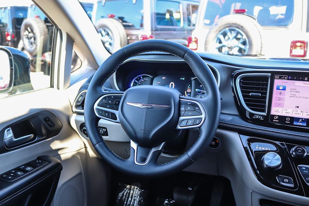 Thumbnail: 2024 Chrysler Pacifica - 8