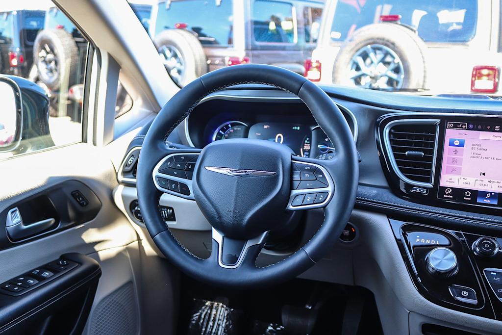 Thumbnail: 2024 Chrysler Pacifica - 8