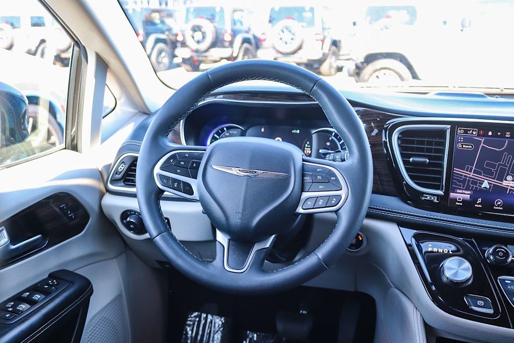 Thumbnail: 2023 Chrysler Pacifica - 8