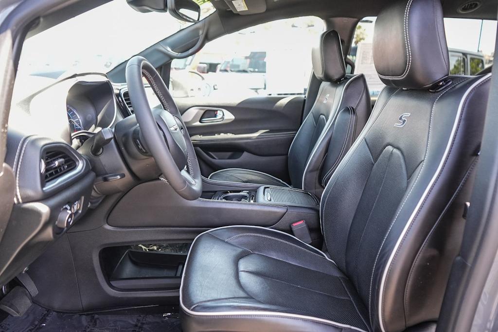 Thumbnail: 2022 Chrysler Pacifica - 10