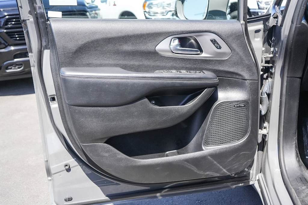 Thumbnail: 2022 Chrysler Pacifica - 25