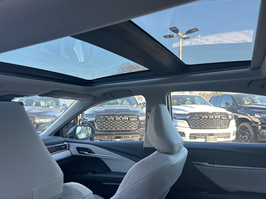 Thumbnail: 2025 Toyota Camry - 32