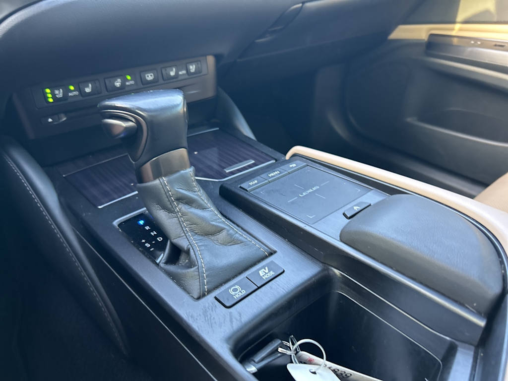Thumbnail: 2020 Lexus ES - 14
