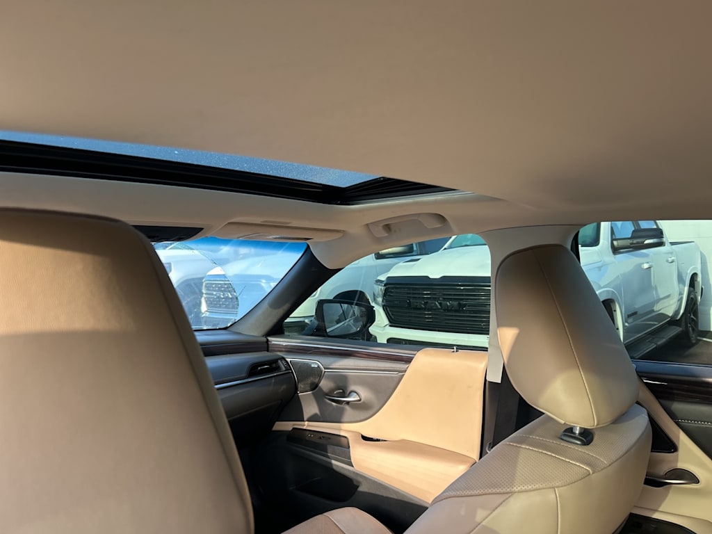 Thumbnail: 2020 Lexus ES - 28