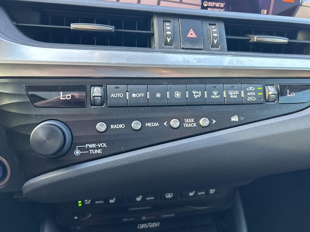 Thumbnail: 2020 Lexus ES - 32