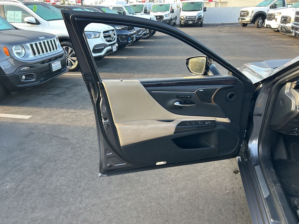 Thumbnail: 2020 Lexus ES - 25