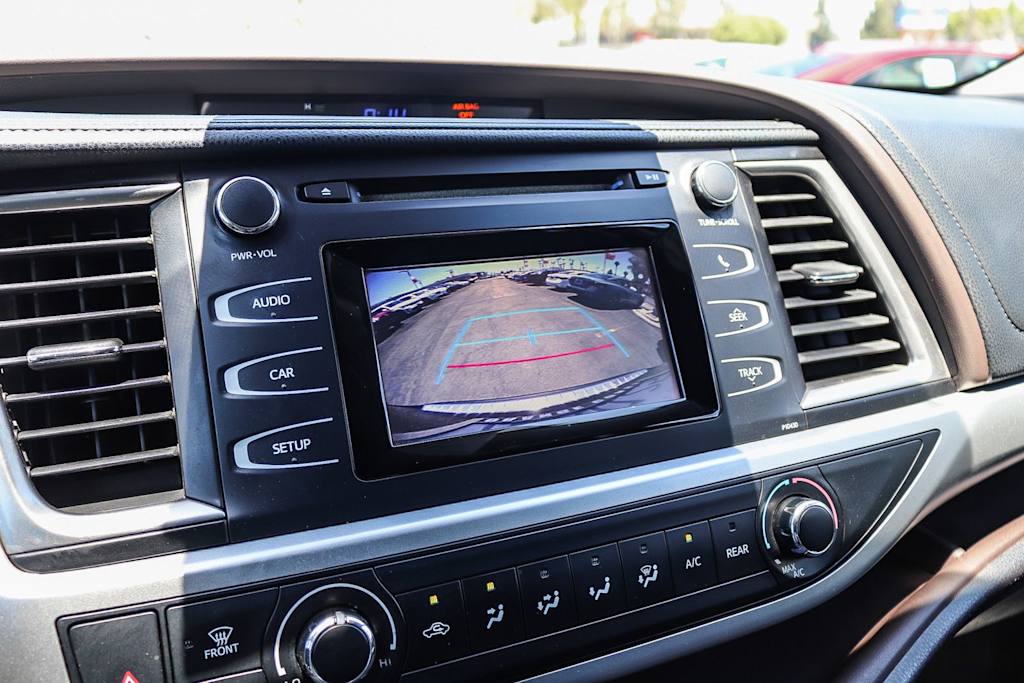 Thumbnail: 2015 Toyota Highlander - 26