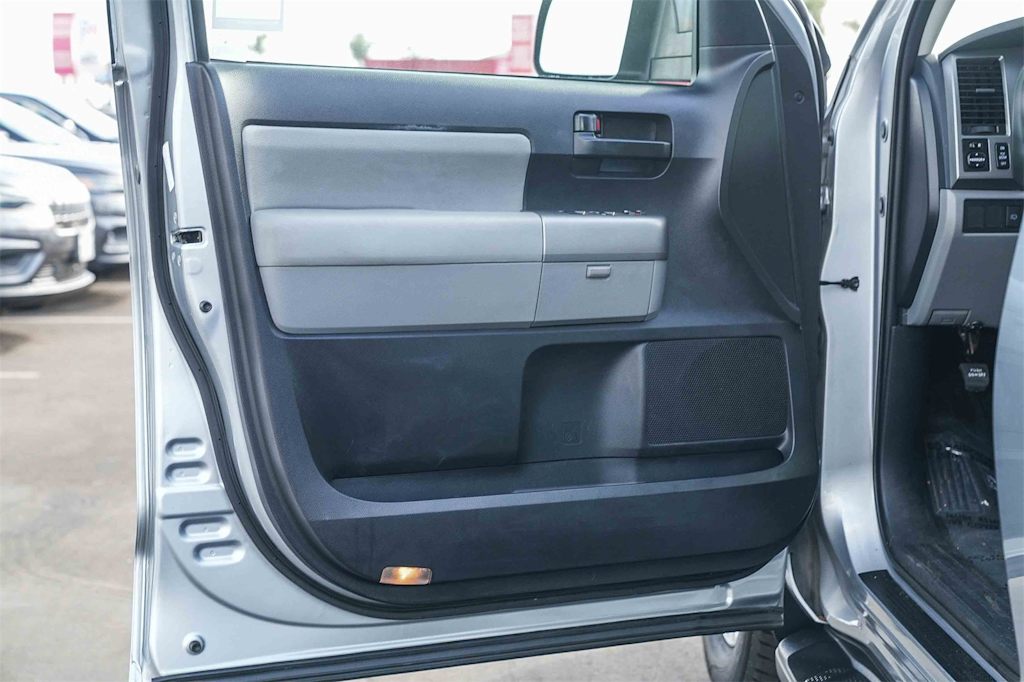 Thumbnail: 2015 Toyota Sequoia - 22