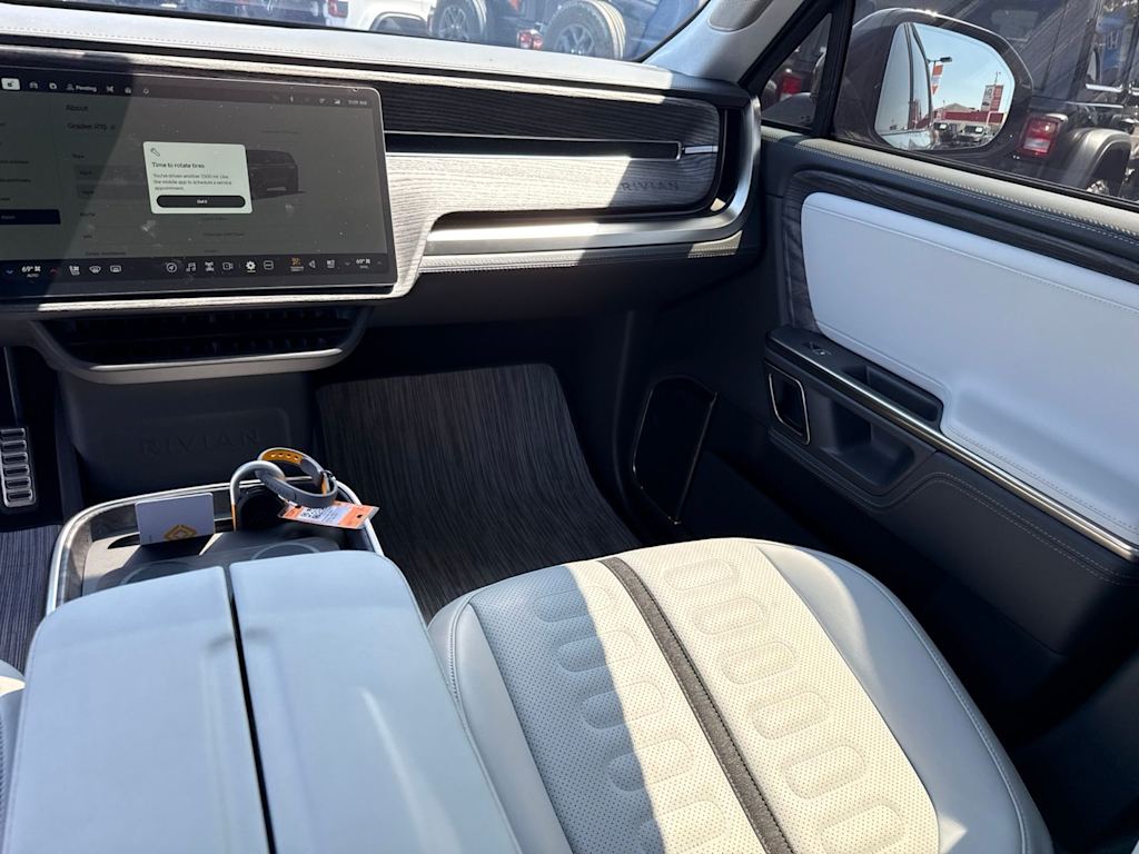 Thumbnail: 2023 Rivian R1S - 33