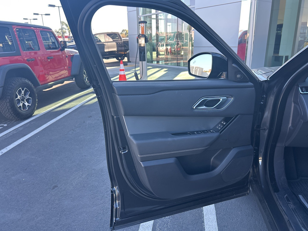 Thumbnail: 2022 Land Rover Range Rover Velar - 28