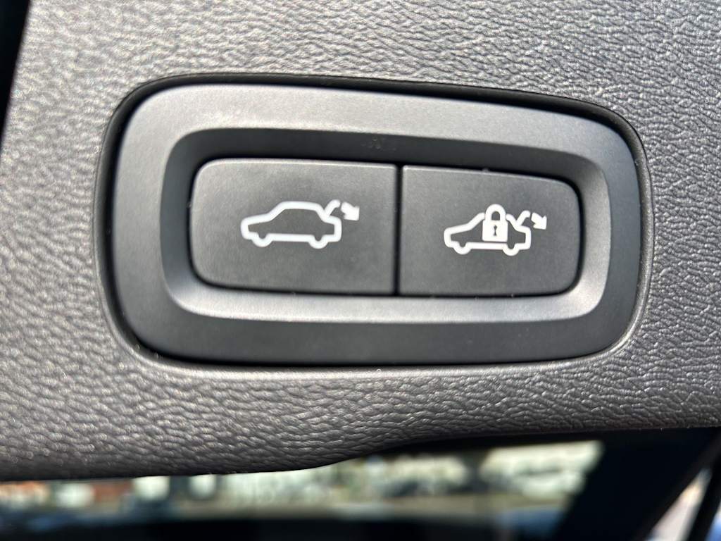 Thumbnail: 2022 Volvo XC60 - 33