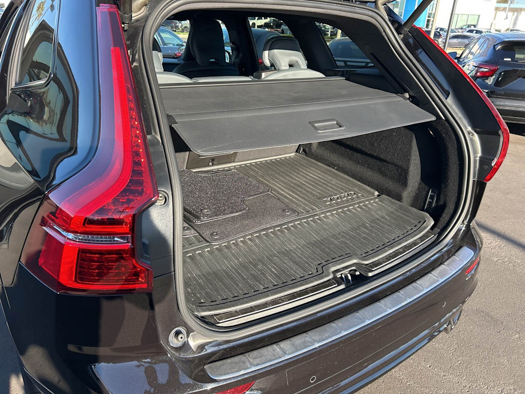 Thumbnail: 2022 Volvo XC60 - 32