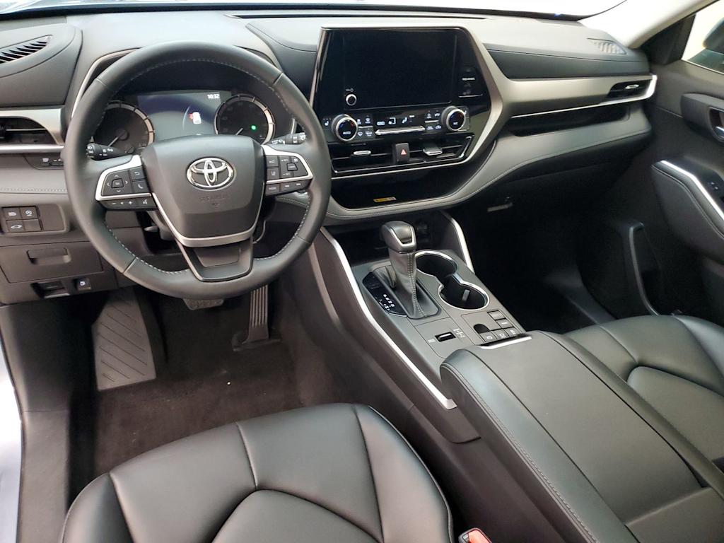 Thumbnail: 2023 Toyota Highlander - 7