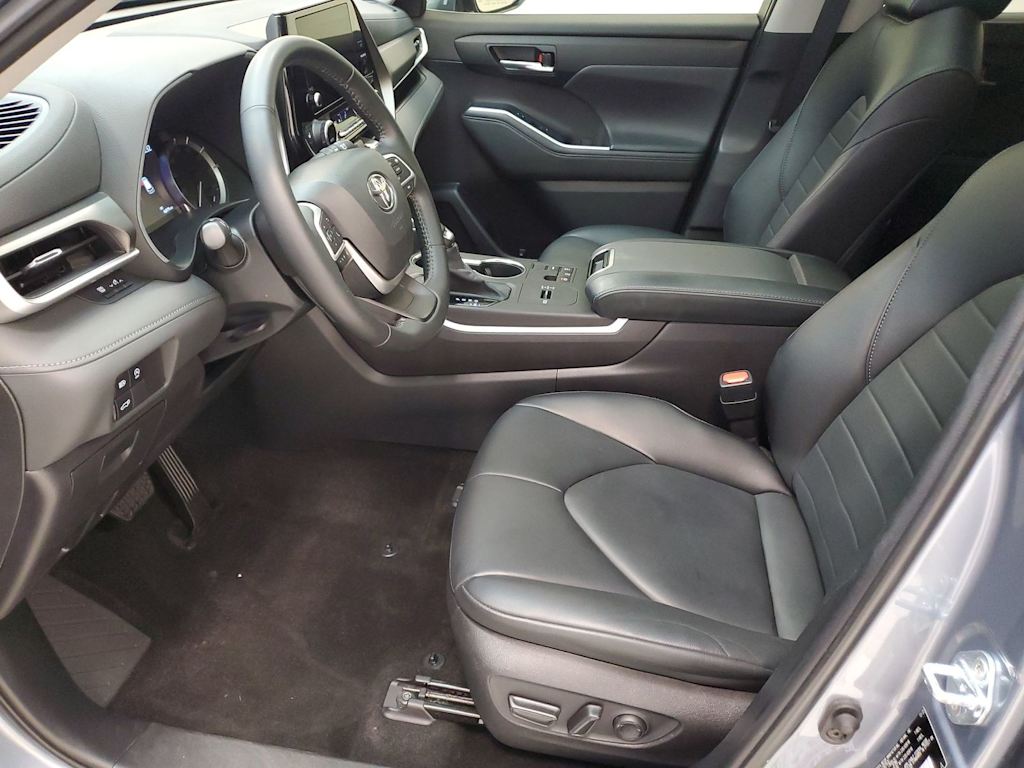Thumbnail: 2023 Toyota Highlander - 8