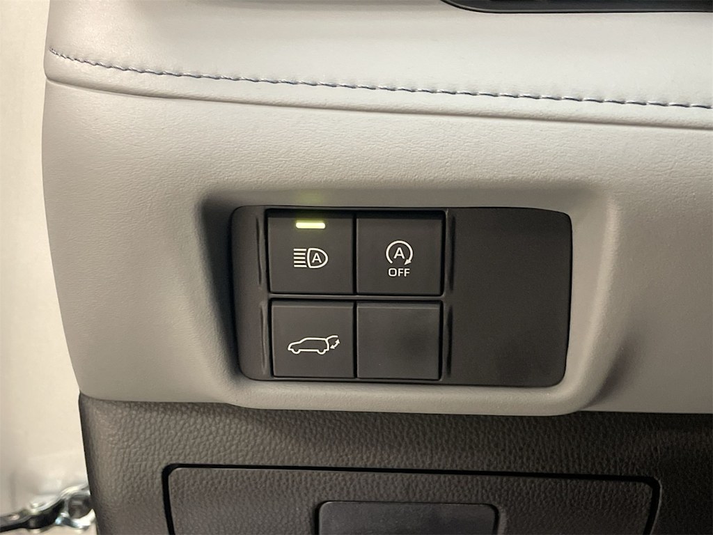 Thumbnail: 2023 Toyota Highlander - 32