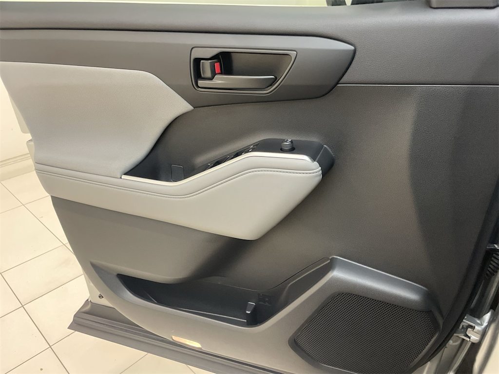 Thumbnail: 2023 Toyota Highlander - 22