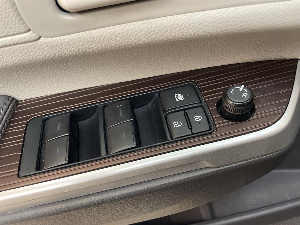 Thumbnail: 2023 Toyota Sienna - 22