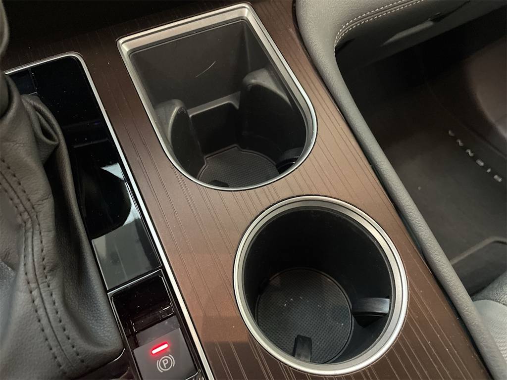 Thumbnail: 2023 Toyota Sienna - 17