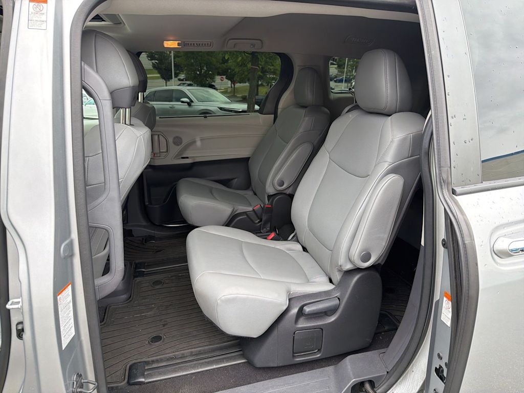 Thumbnail: 2023 Toyota Sienna - 8