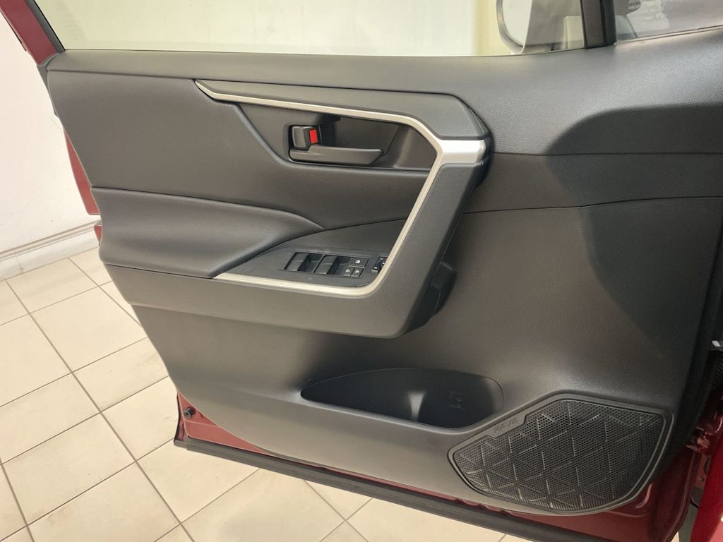 Thumbnail: 2020 Toyota RAV4 - 21