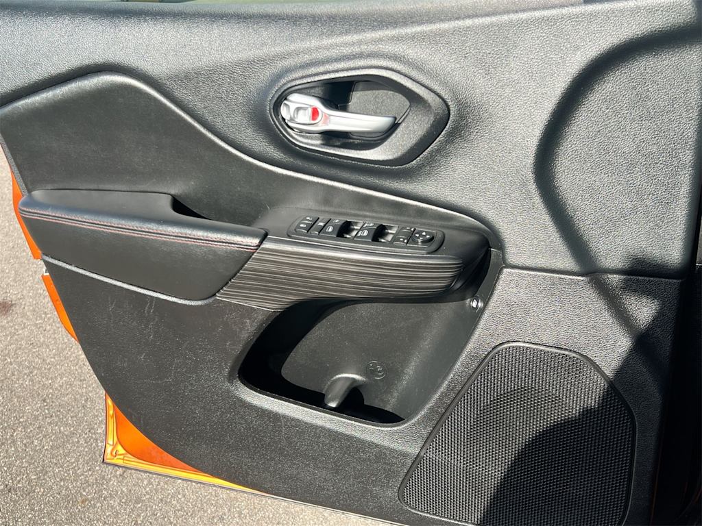 Thumbnail: 2015 Jeep Cherokee - 34