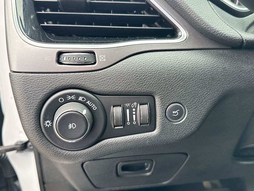 Thumbnail: 2019 Jeep Cherokee - 19