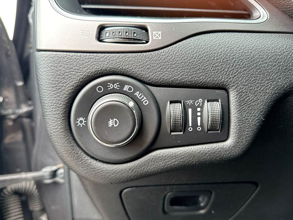 Thumbnail: 2021 Jeep Cherokee - 25