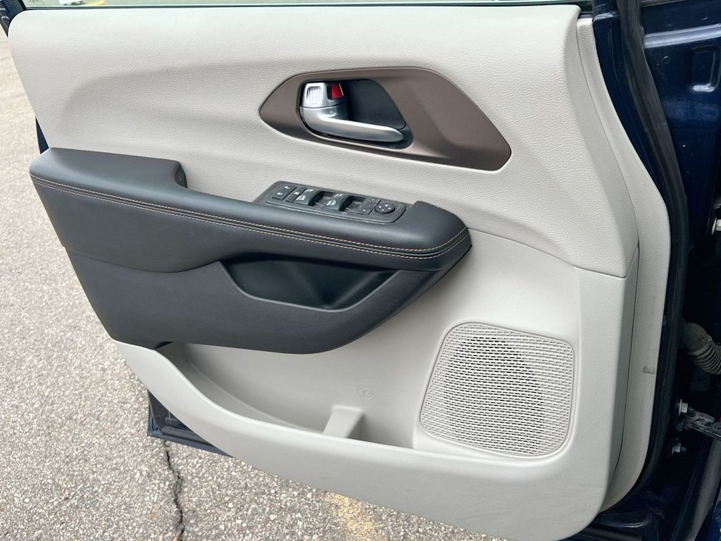 Thumbnail: 2018 Chrysler Pacifica - 31