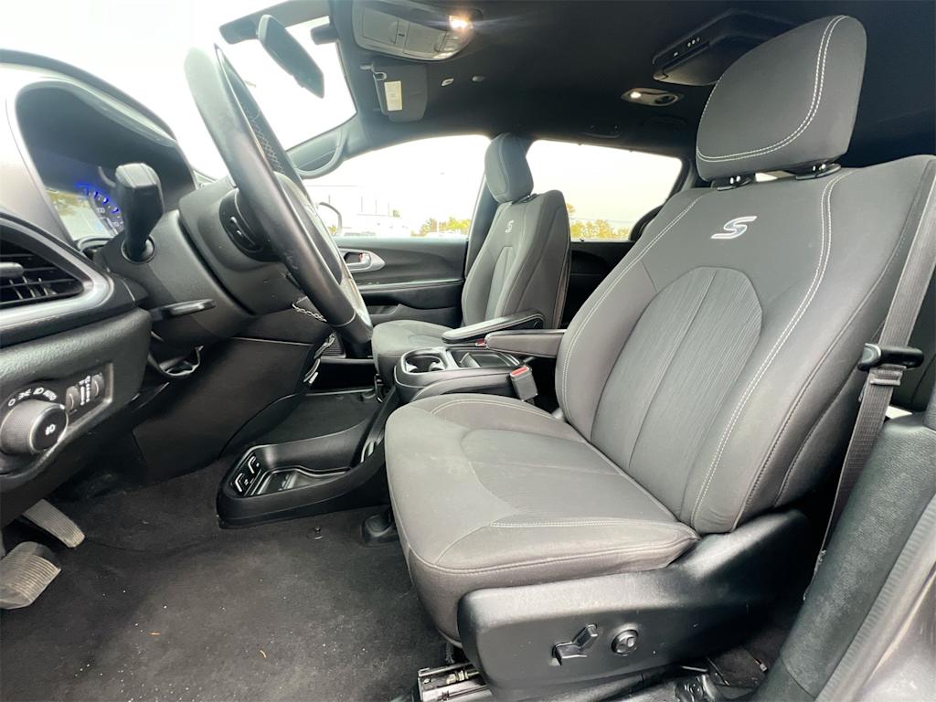 Thumbnail: 2018 Chrysler Pacifica - 12