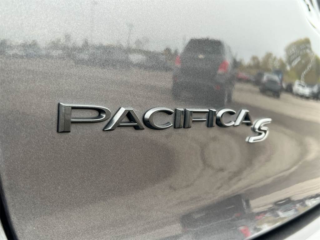 Thumbnail: 2018 Chrysler Pacifica - 7