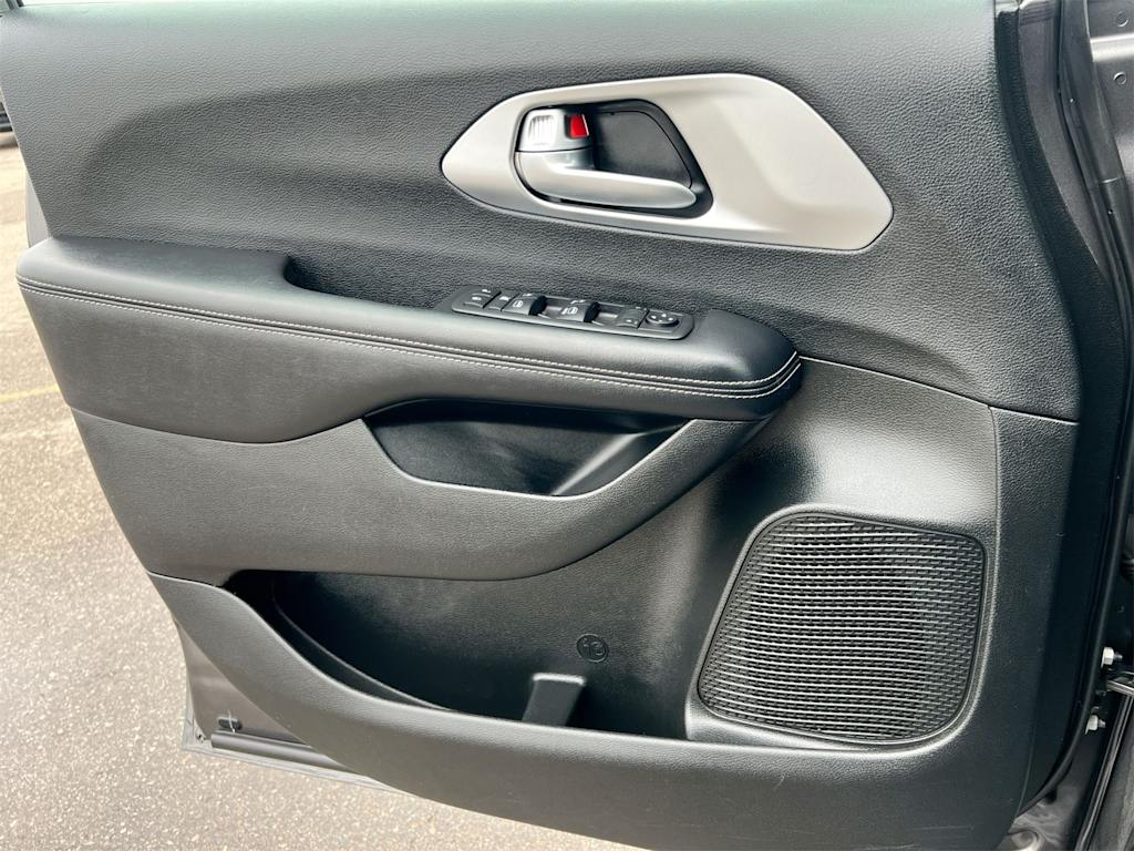 Thumbnail: 2018 Chrysler Pacifica - 33