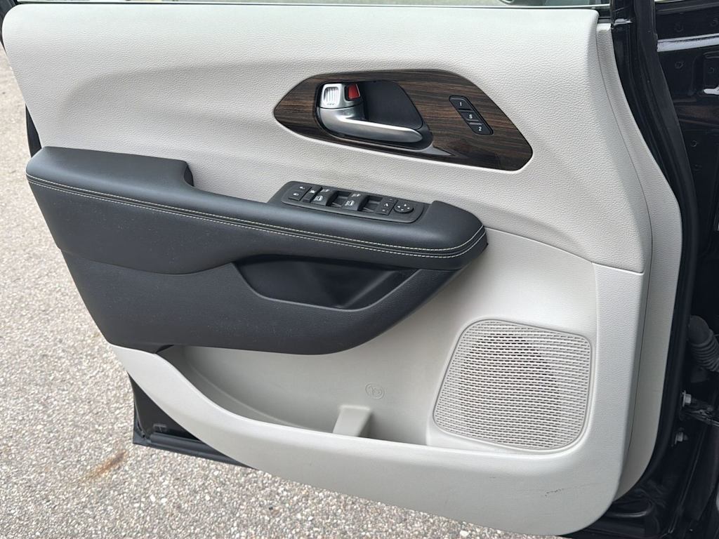 Thumbnail: 2021 Chrysler Pacifica - 34
