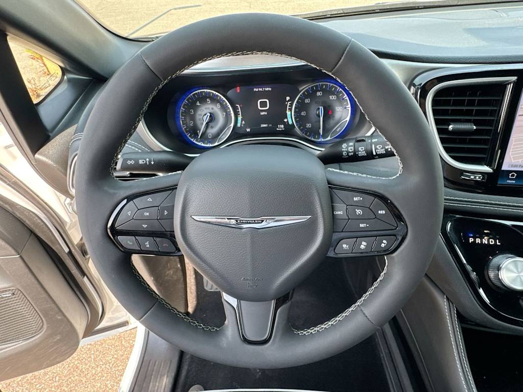 Thumbnail: 2023 Chrysler Pacifica - 9