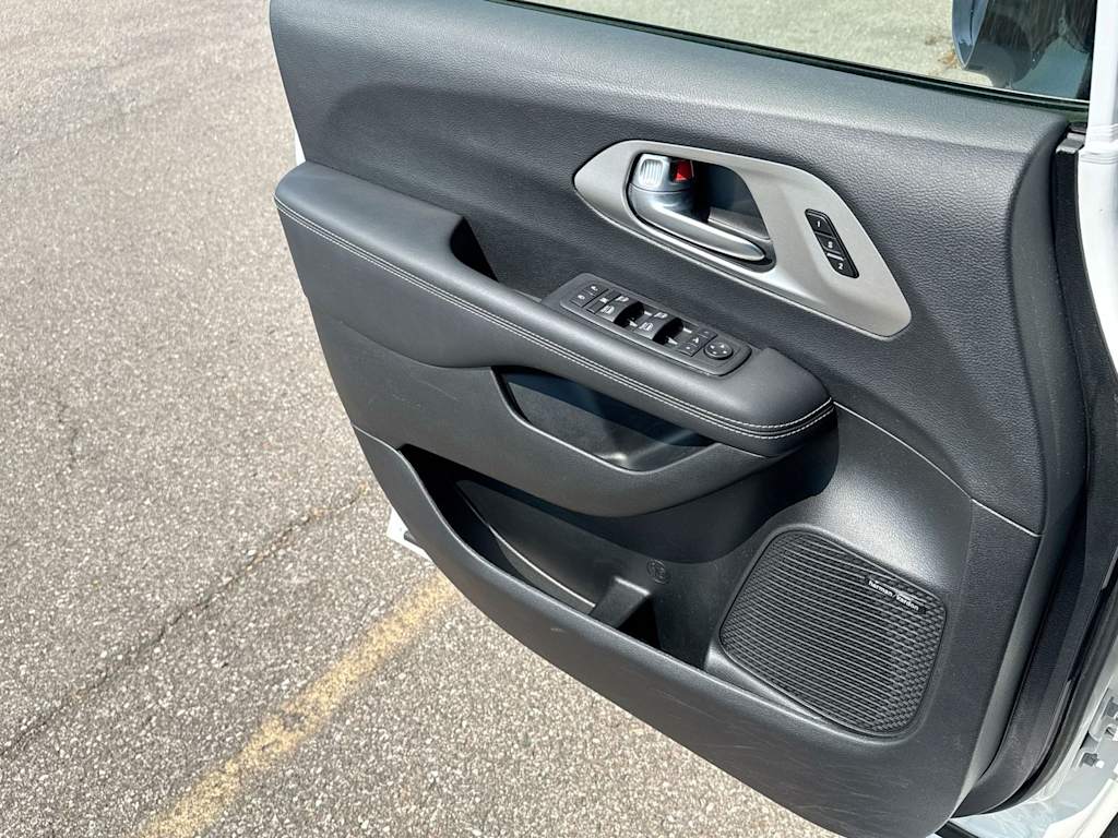 Thumbnail: 2023 Chrysler Pacifica - 32