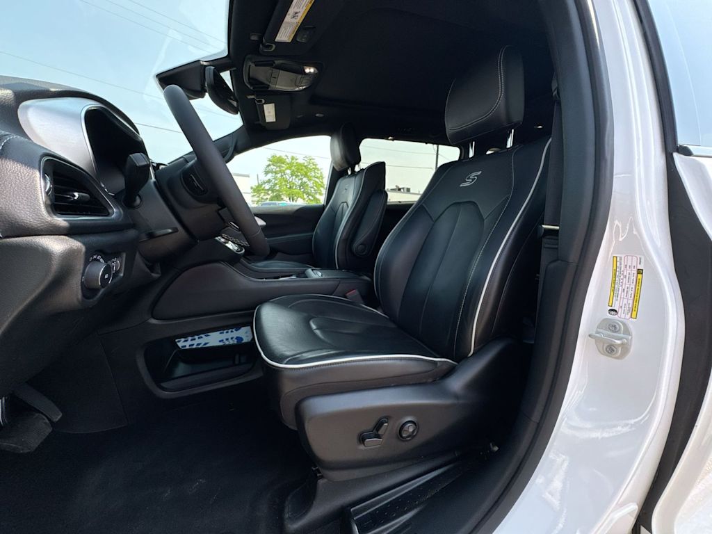 Thumbnail: 2023 Chrysler Pacifica - 11
