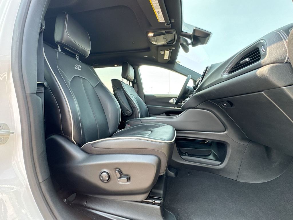 Thumbnail: 2023 Chrysler Pacifica - 26