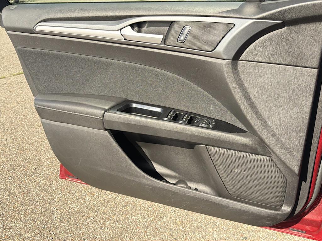 Thumbnail: 2016 Ford Fusion - 33