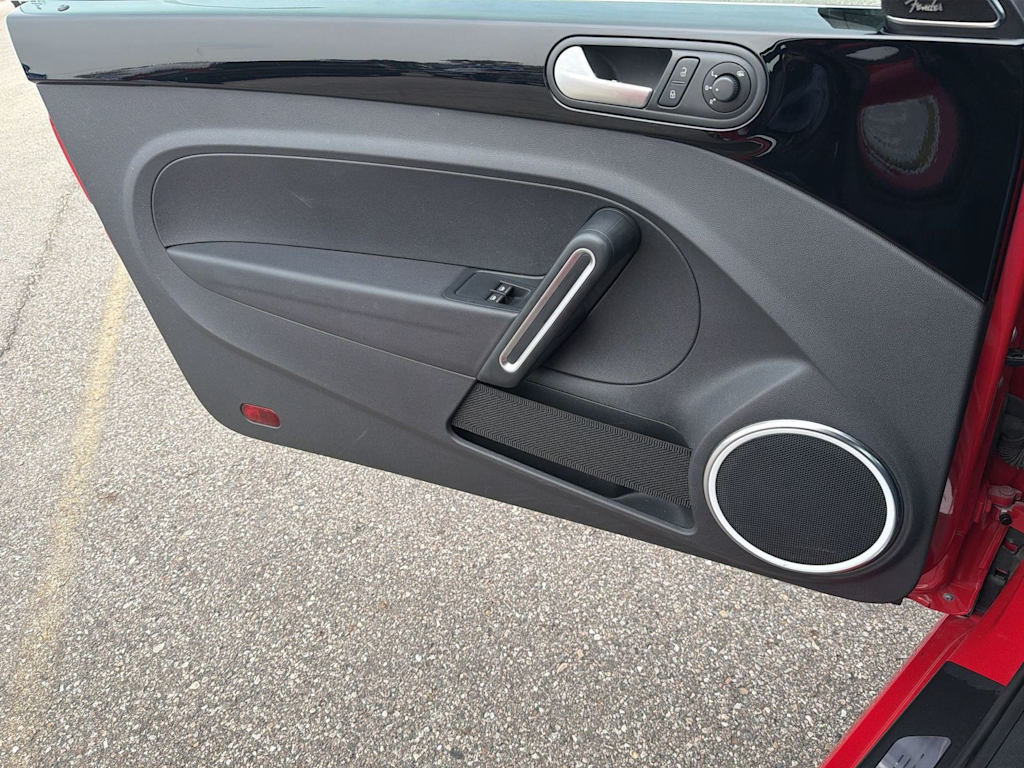Thumbnail: 2013 Volkswagen Beetle - 32