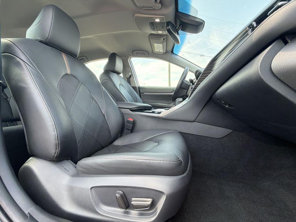 Thumbnail: 2018 Toyota Camry - 16