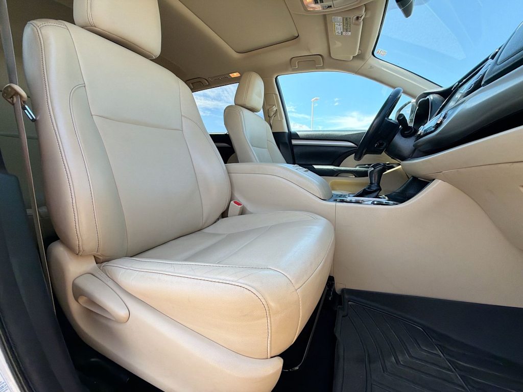 Thumbnail: 2015 Toyota Highlander - 28