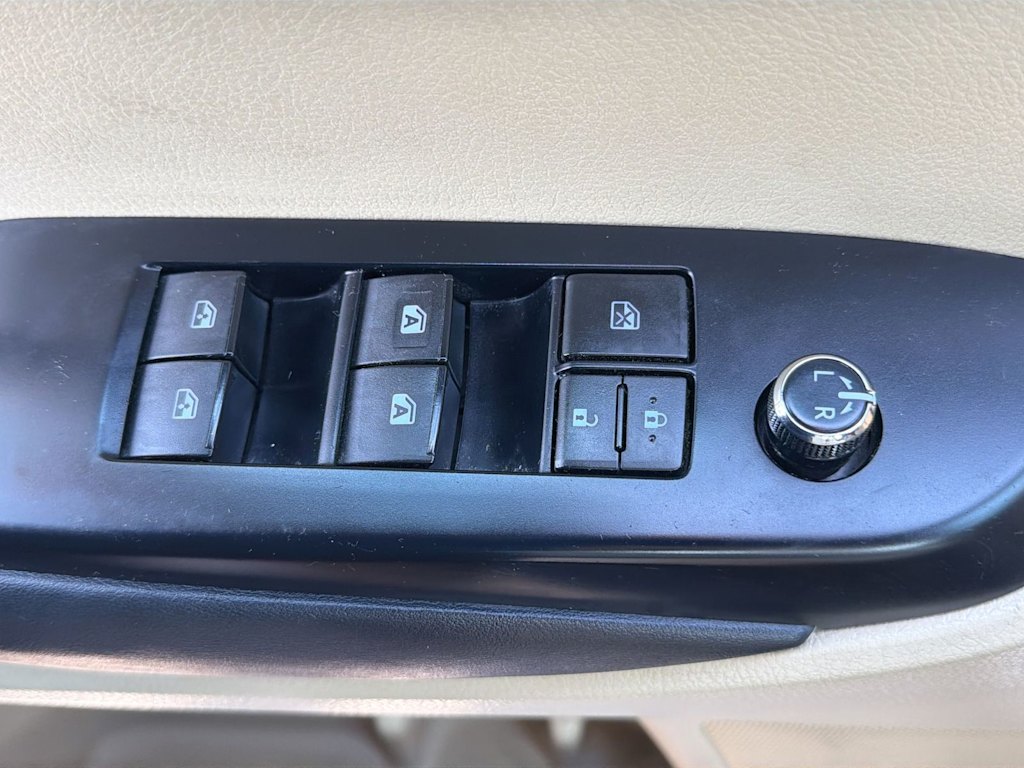 Thumbnail: 2015 Toyota Highlander - 25