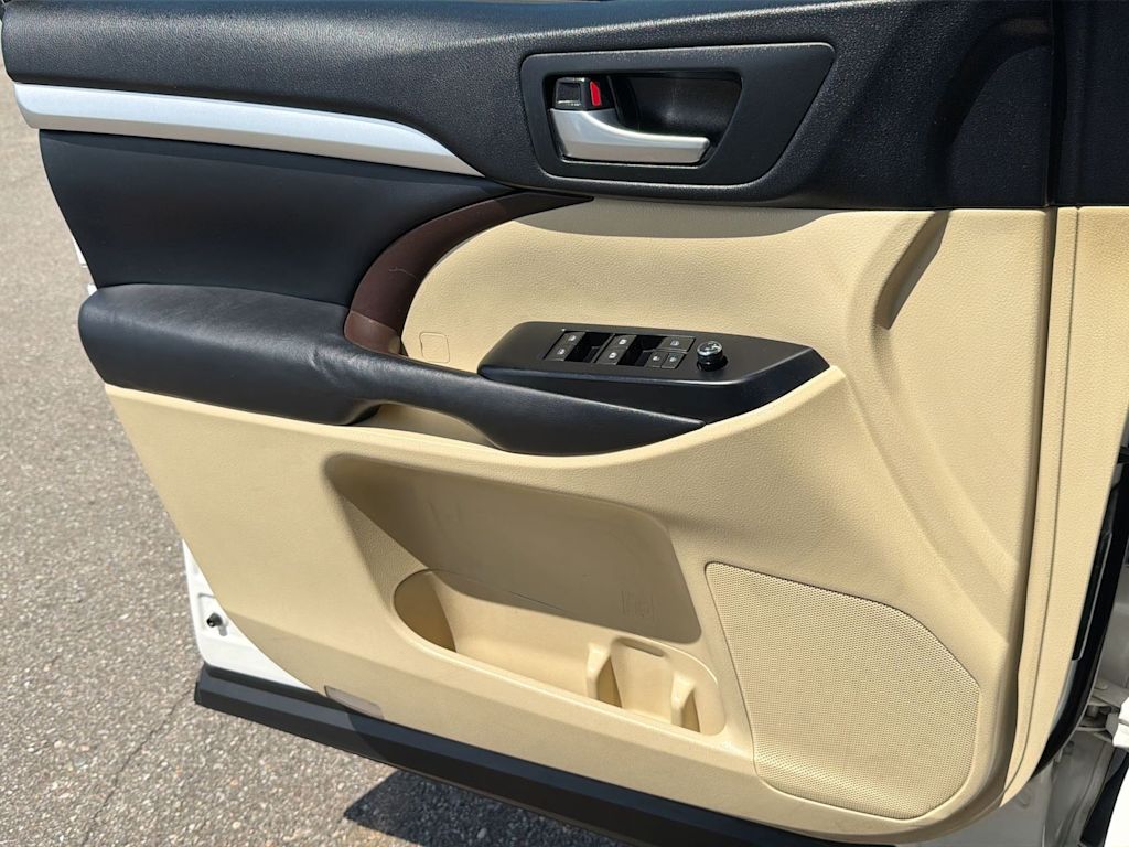 Thumbnail: 2015 Toyota Highlander - 33